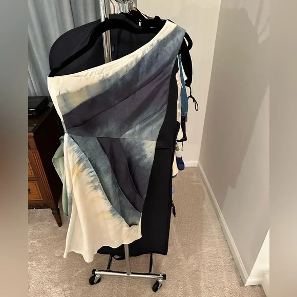 Alice and Olivia x Scoop one shoulder, silk, mini dress. Size: 2 - Picture 2 of 3